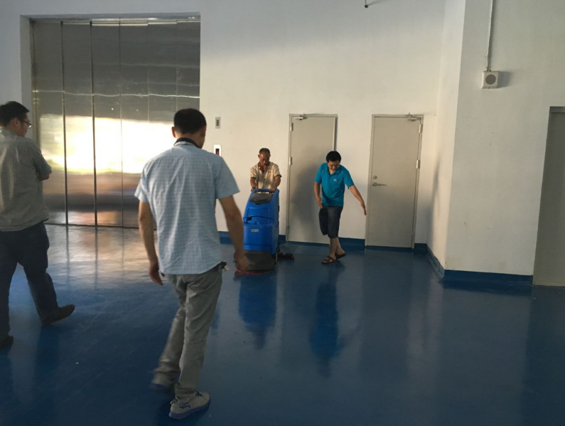 R50B洗地機應(yīng)用于海威華芯企業(yè)實景圖1 R50B洗地機應(yīng)用于海威華芯企業(yè)實景圖1