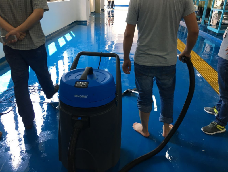 R50B洗地機應(yīng)用于海威華芯企業(yè)實景圖4 R50B洗地機應(yīng)用于海威華芯企業(yè)實景圖4