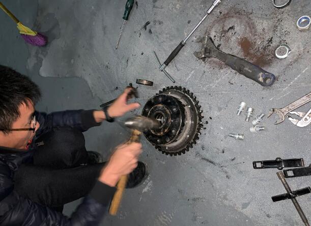 案例一:洗地機承軸壞了的維修圖片 案例一:洗地機承軸壞了的維修圖片